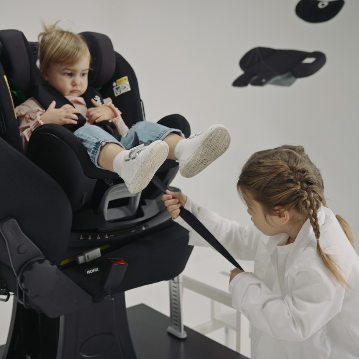 Lionelo Antoon Plus Black Onyx i-Size — Child safety seat